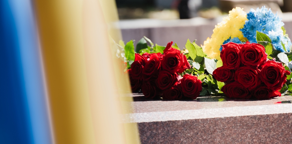 Квіти, покладені до пам’ятника Тарасу Шевченку з нагоди Дня Конституції