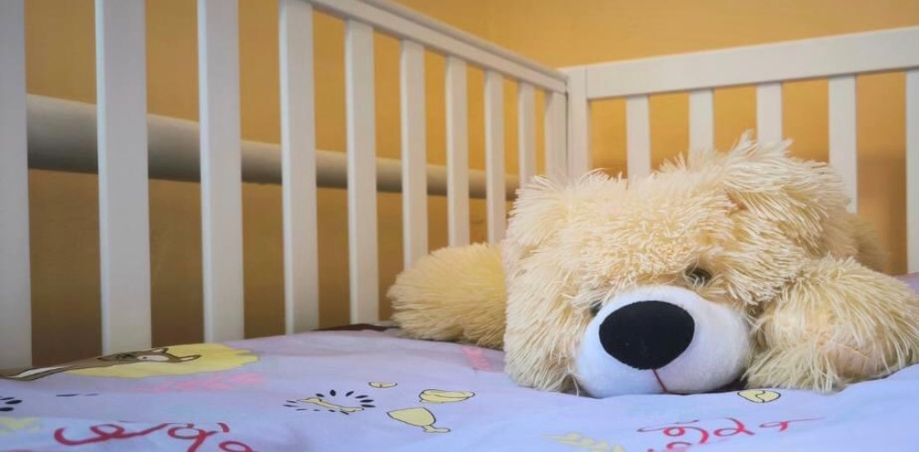 Іграшка на дитячому ліжку