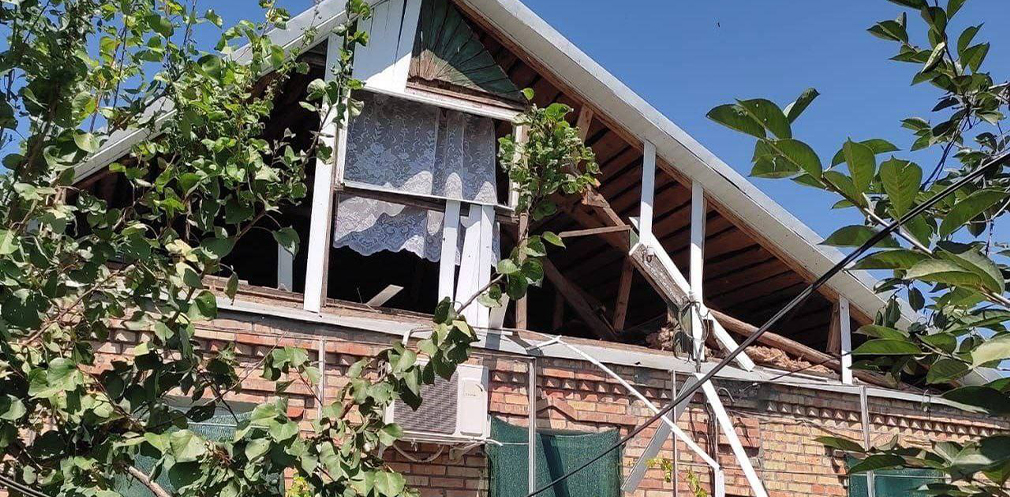 Через ворожий обстріл у приватному будинку вибило віконну раму