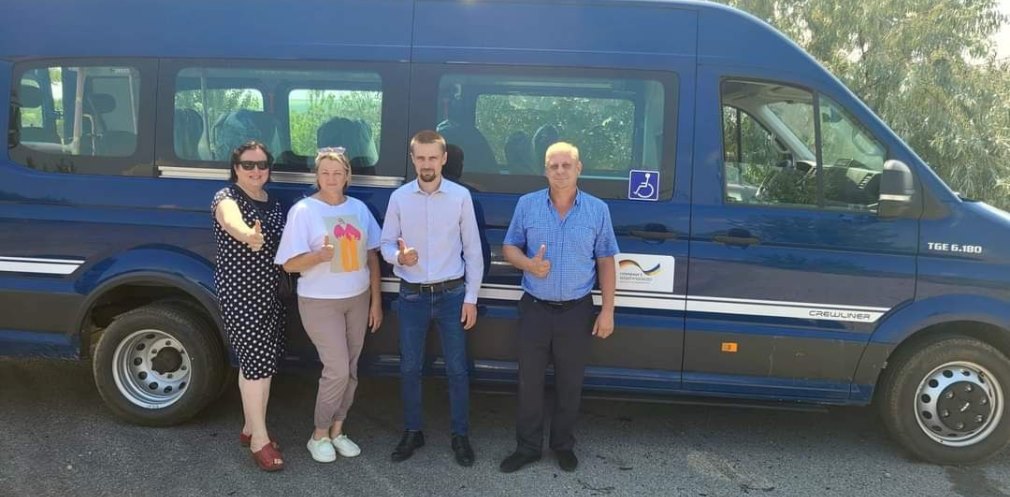 Перещепинська громада отримала автобус для служби "Соціальне таксі"