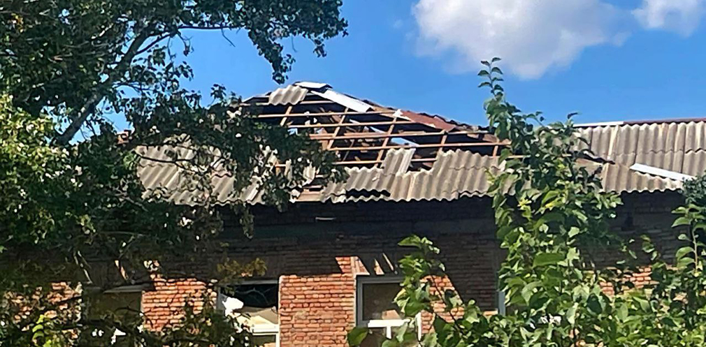 Через атаку окупантів в приватному будинку потрощений дах
