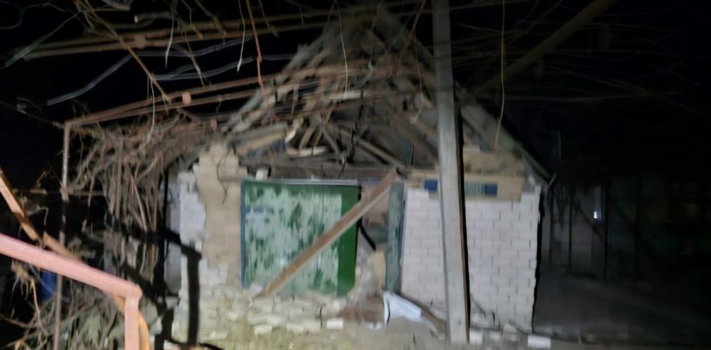 у приватному будинку потрощена покрівля