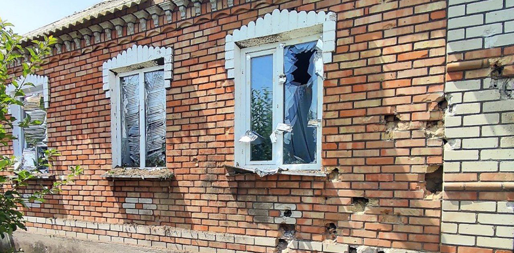 Ворожими снарядами понівечено фасад приватного будинку