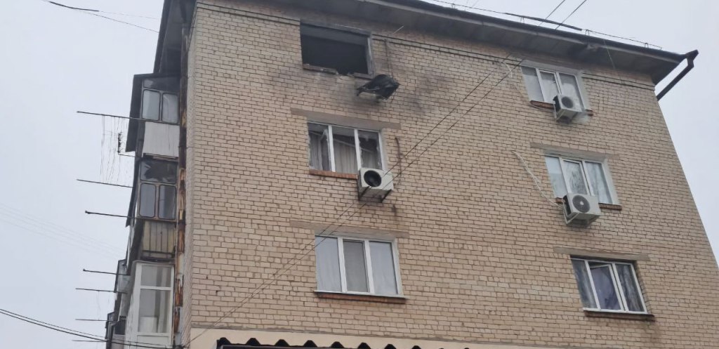 Понівечений багатоквартирний будинок на Нікопольщині