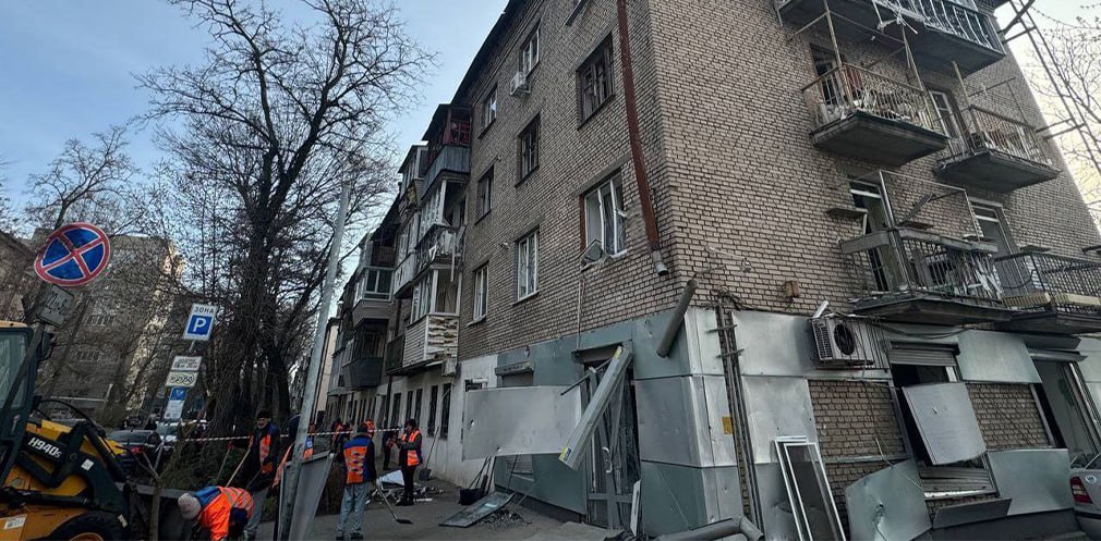 Пошкоджена багатоповерхівка у Дніпрі