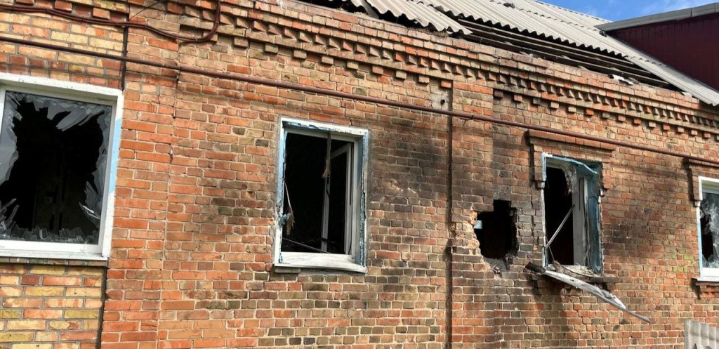 У приватному будинку на Нікопольщині проломлена стіна, побиті вікна та покрівля