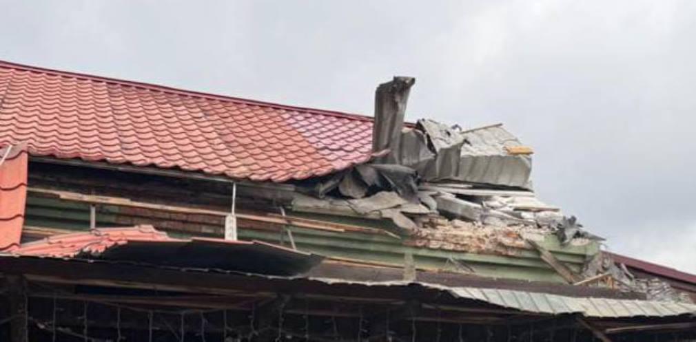 Понівечений дах кафе на Нікопольщині