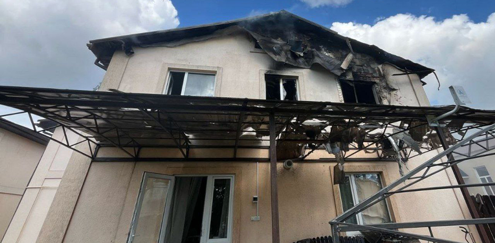Через ворожий обстріл в одному з приватних будинків сталося займання