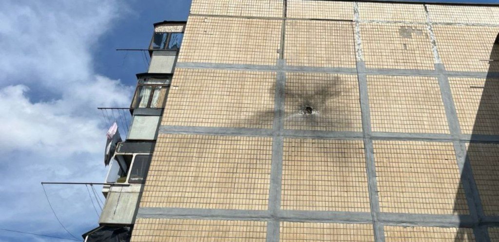 Слід від влучання ворожого снаряду на стіні багатоповерхівки