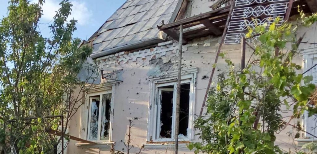 У приватному будинку побиті вікна і фасад