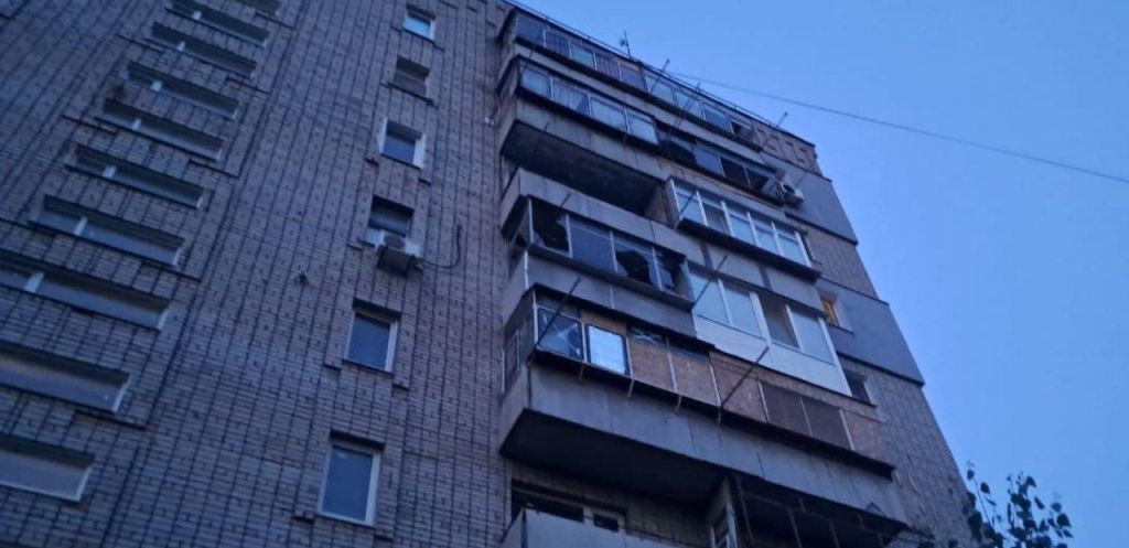 На Нікопольщині через ворожі атаки понівечена дев'ятиповерхівка