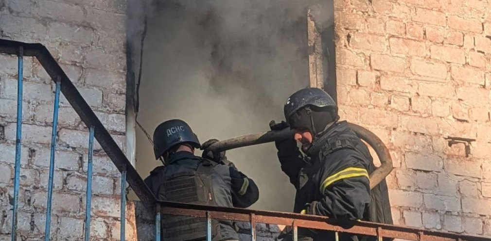 Рятувальники приборкують пожежу у Кривому Розі