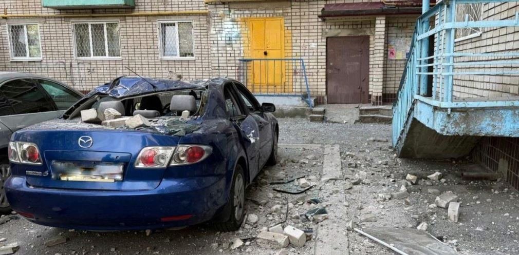 Після обстрілу біля однієї з дев'ятиповерхівок Нікополя понівечене авто