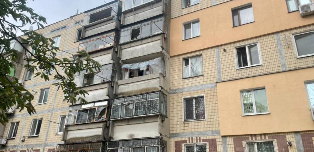 Пошкоджена внаслідок обстрілу багатоповерхівка на Нікопольщині