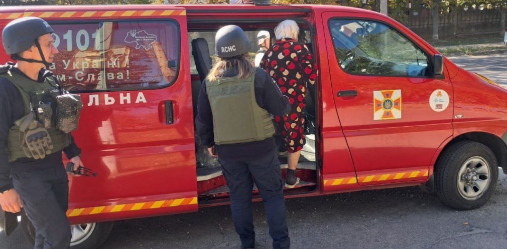 Рятувальники евакуюють постраждалу мешканку на Нікопольщині
