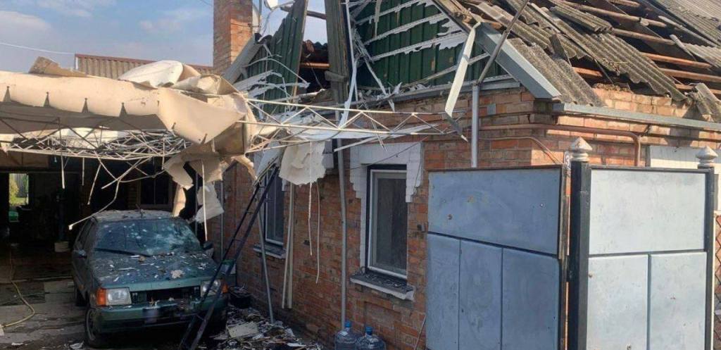 Після ворожої атаки одне з подвір'їв на Нікопольщині в руїнах.